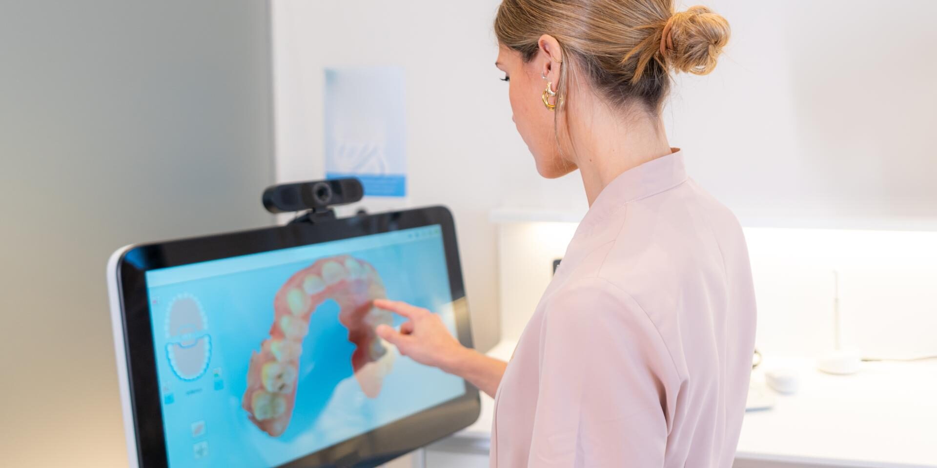 dentist-looking-at-3d-x-ray-on-client-s-monitor-in-2024-12-10-00-36-48-utc (1)